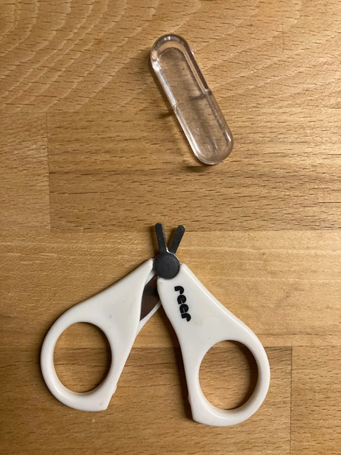 Reer BabyCare 81060 Baby-Nagelschere weiß abgerundet