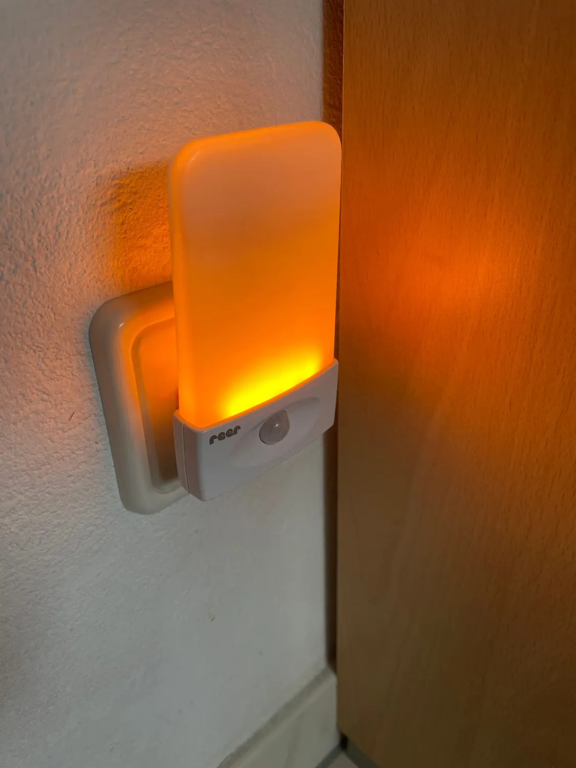 Reer Nachtlicht Bewegungssensor warmweiß Steckdosenlicht